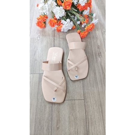 Dép bệt quai dây đầu vuông nền nhám cưng xỉu. bền đẹp. nắng mưa đều mang được.