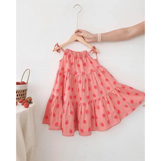 Váy yếm dâu cho bé gái