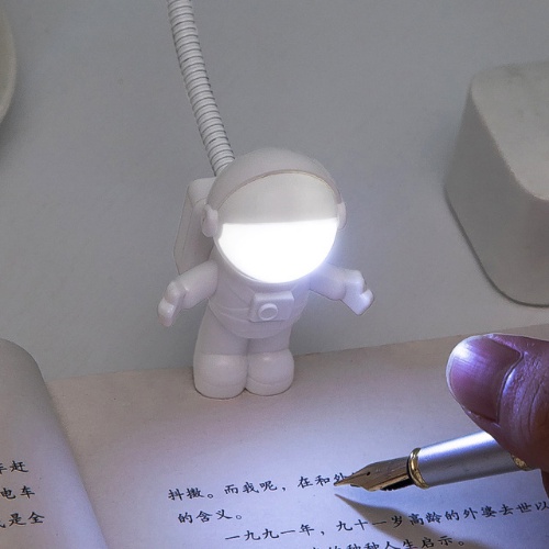 Đèn ngủ cắm LED phi hành gia du hành vũ trụ - Đèn đọc sách độc đáo