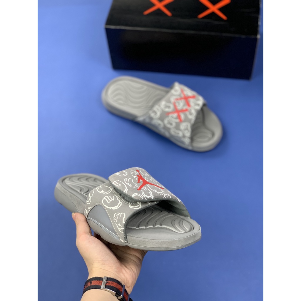 Dép da lộn Air Jordan KAWS x Air Jordan Hydro 4 họa tiết hoạt hình