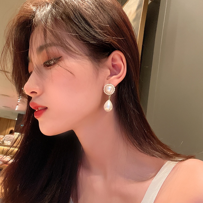 Bông tai ngọc trai nhân tạo treo dài tròn đính đá sang trọng