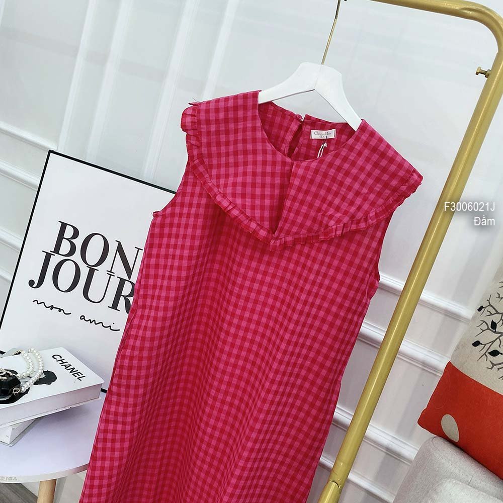 Đầm suông đũi kẻ caro hồng phối cổ bèo sát nách!