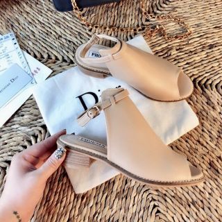 Sandal yếm da 2 màu sữa và đen .đủ size 35 đến 39 nha.