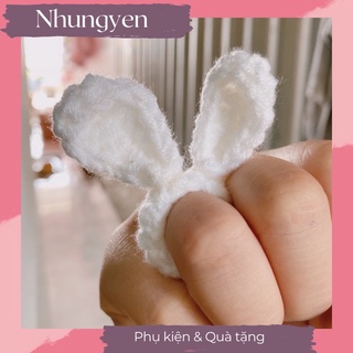 Một chiếc nhẫn tai thỏ đan len dễ thương