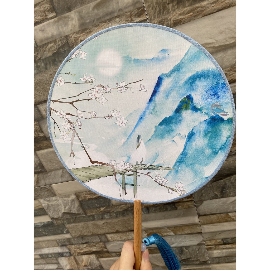 ( M65 ) Quạt tròn cổ trang cầm tay cán dài in hình BẠCH Y LAM SƠN gắn dây tuyến cosplay xinh xắn