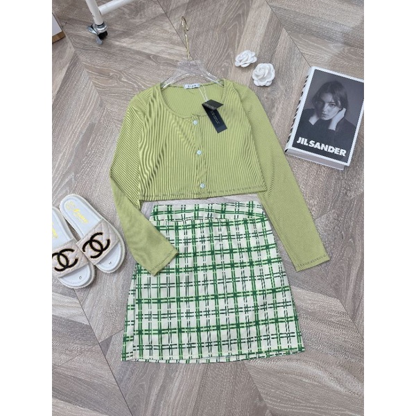 Set áo croptop tay dài mix chân váy ngắn có chun phía sau màu xanh bơ