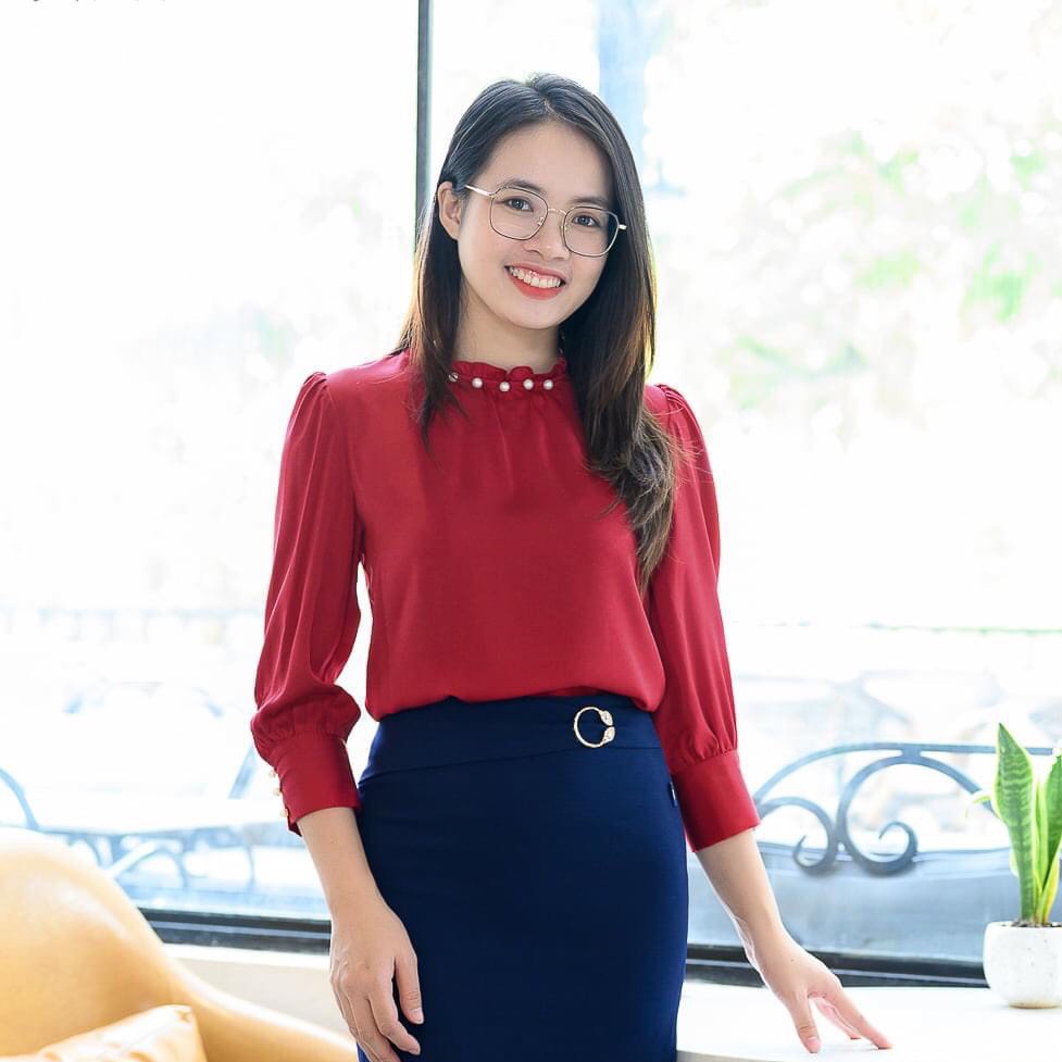 Áo sơ mi phối cổ nút ngọc chất liệu lụa satin thiết kế Tây Collection