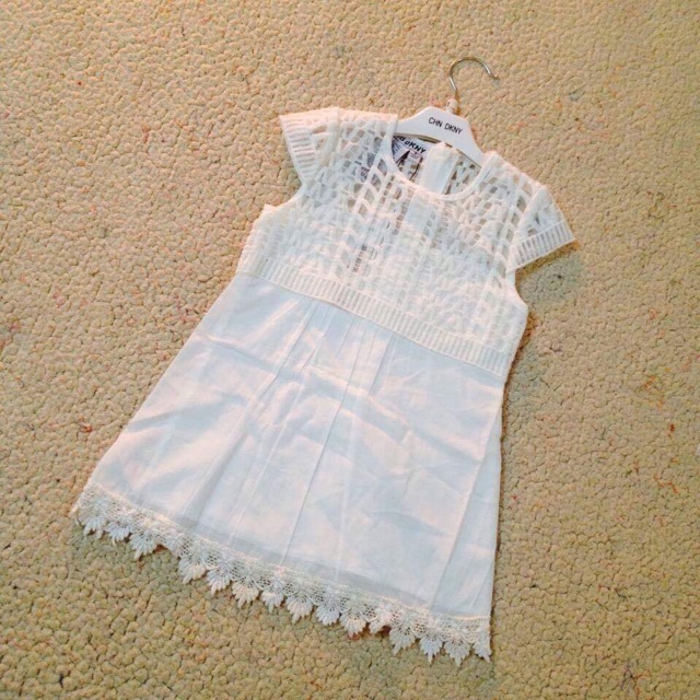 Váy trắng DKNY