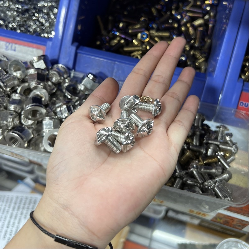 Ốc 8ly1.5 inox đầu ngôi sao salaya