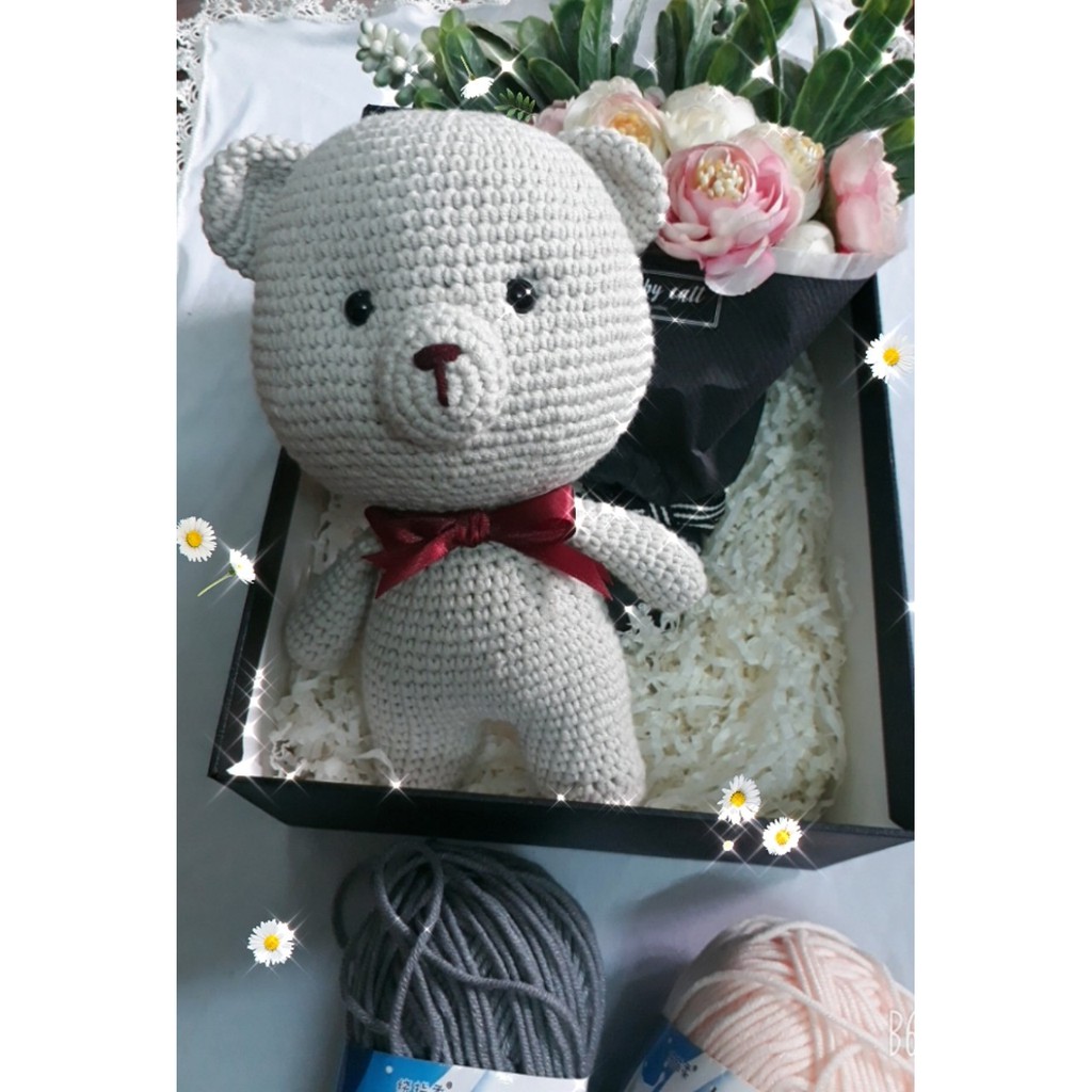 gấu xám móc tay đeo nơ đỏ handmade