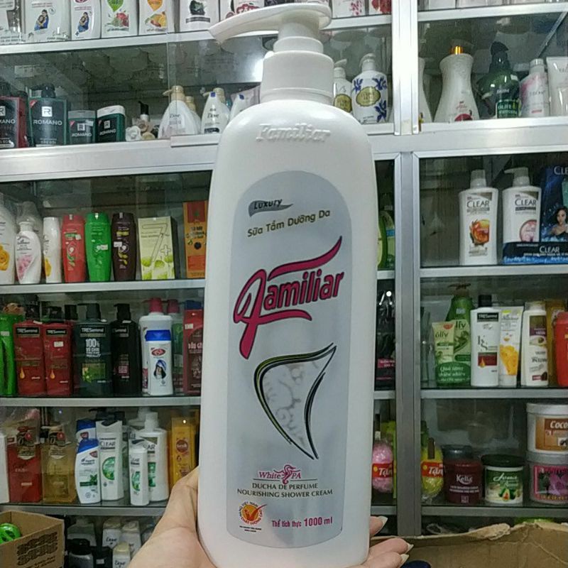 SỮA TẮM SÁNG DA LOẠI BỎ TẾ BÀO CHẾT FAMILIAR 1000ML, VỚI CHIẾT XUẤT VITAMIN E, NGỌC TRAI