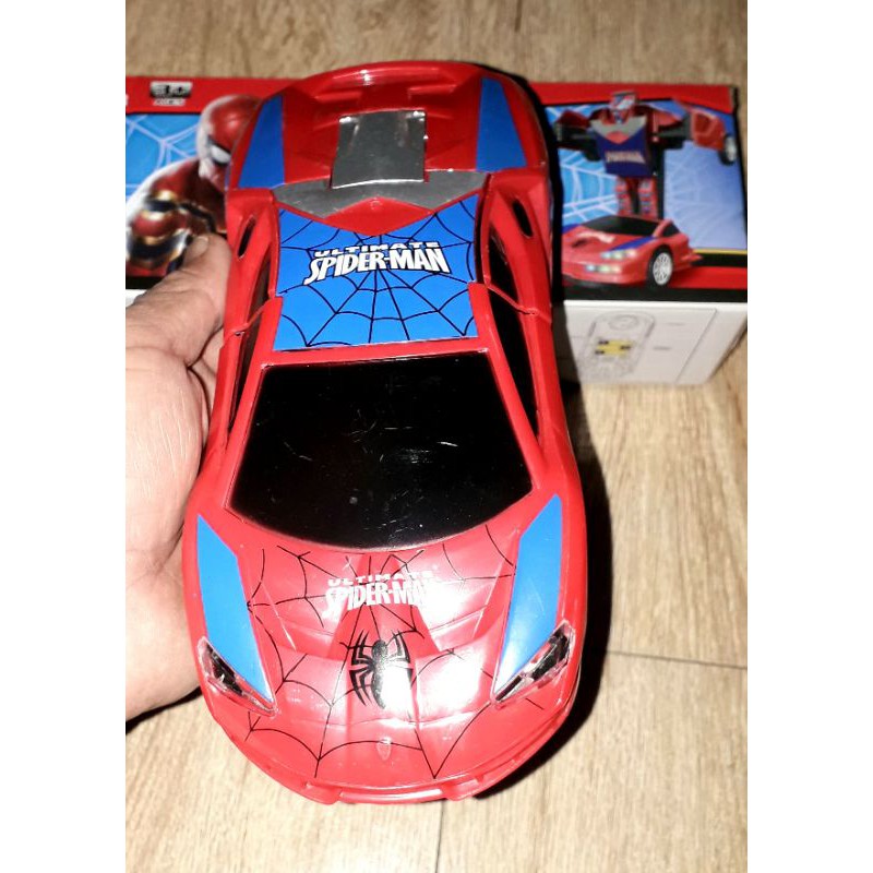 Một chiếc xe chạy pin biến thành spiderWarrior có nhạc và đèn led_ tặng kèm pin