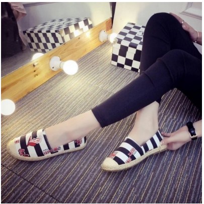 Giày slip on họa tiết