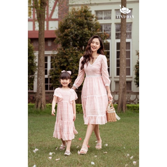 đầm ren thêu mẹ và bé