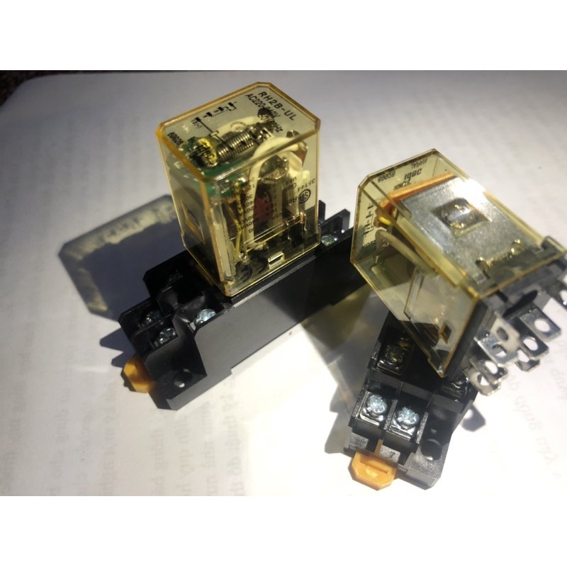 Rơ le trung gian 8 chân to 220V/ 10A/ Idec/ Japan.