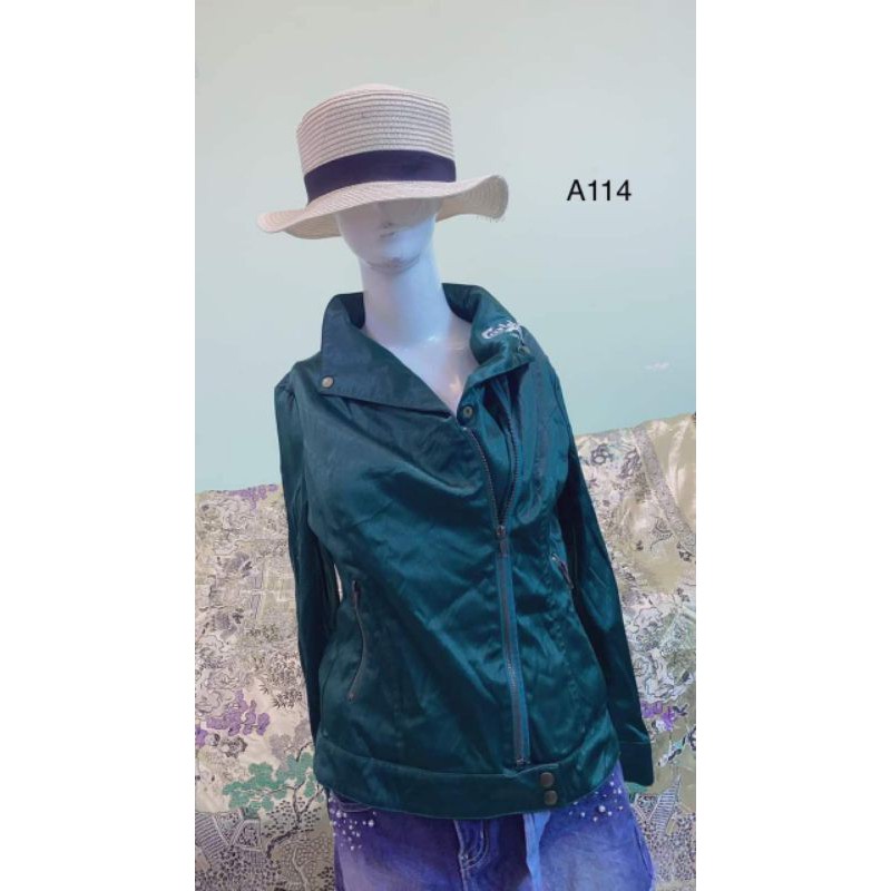 áo khoác phối logo thêu. A114