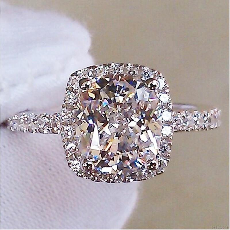 Nhẫn mạ bạch kim siêu sang chảnh với hột đá Topaz Cz trắng và đá Zircon.