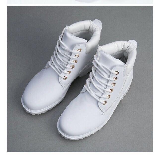 Giày boot cổ cao trắng
