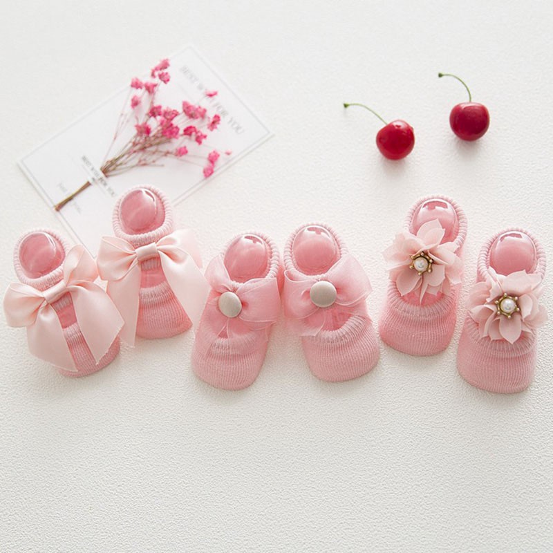 Set 3 đôi tất cotton chống trượt phối ren hoa xinh xắn cho bé gái từ 0-12 tháng tuổi