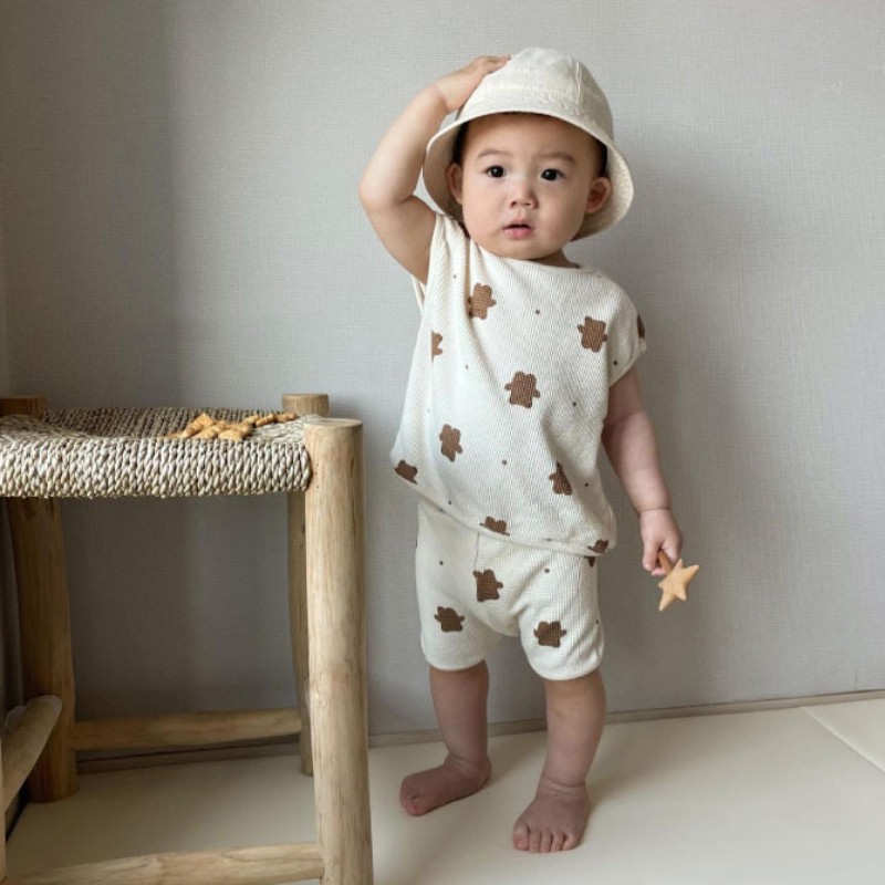 Set đồ 2 món gồm áo sát nách in hoạ tiết hoạt hình và quần short dành cho bé