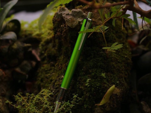 Bút Chì Kim Uni Kuru Toga Advance M5-559 - Xoay ngòi tự động - Màu Xanh Lá - 0.5mm