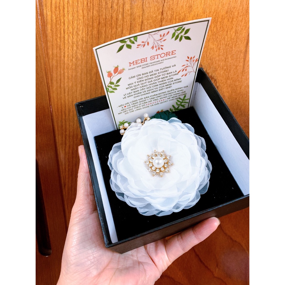 Hoa cài áo handmade mẫu vải voan hàn cánh nhăn xếp tầng mix cành trai chùm màu trắng Nobox
