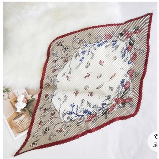 Khăn lụa vuông dập li dễ thương