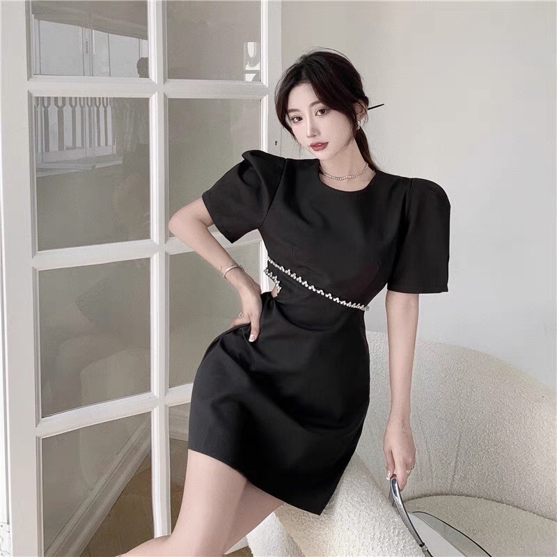 Đầm cổ tròn khoét eo đính dây đá