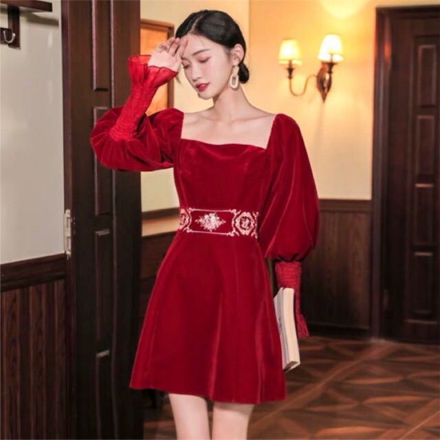 Váy nhung đỏ tay bồng