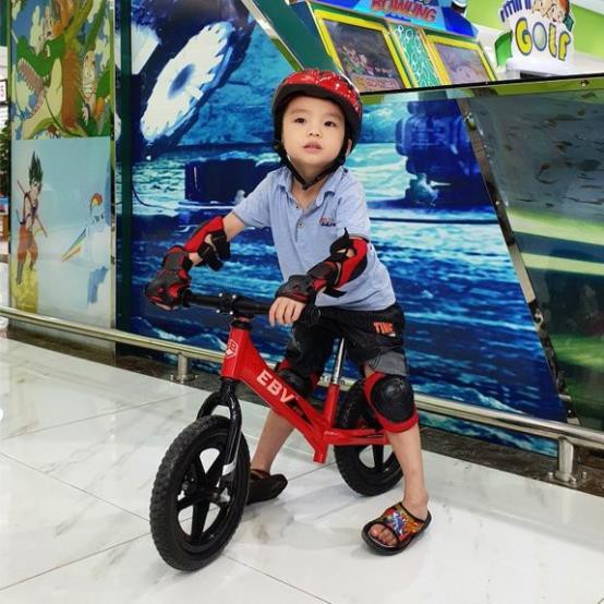 Xe thăng bằng cho bé Bản PRO cao cấp Em Bé Vàng (Tặng 6 Món Bảo Hộ chân tay)