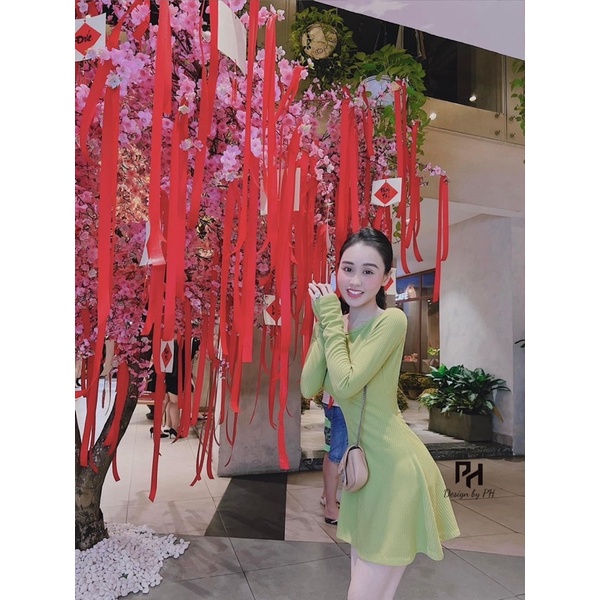 Váy len tăm xoè hở lưng