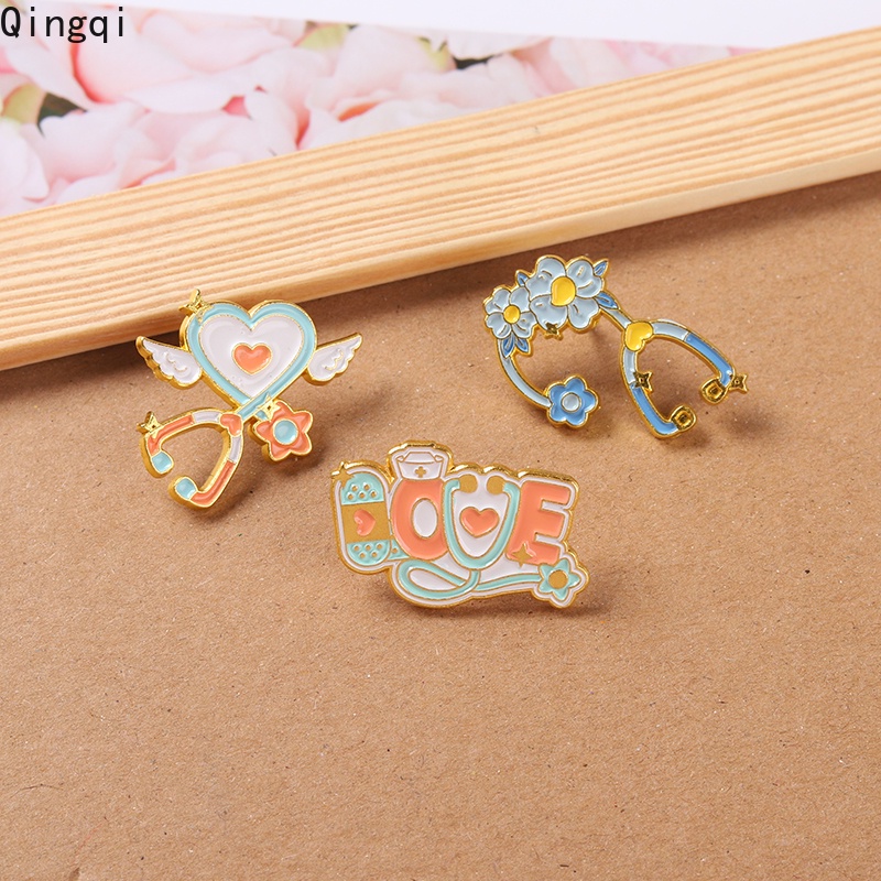 Ghim cài áo MISS ZOE hình ống nghe bác sĩ hoạt hình sáng tạo thời trang