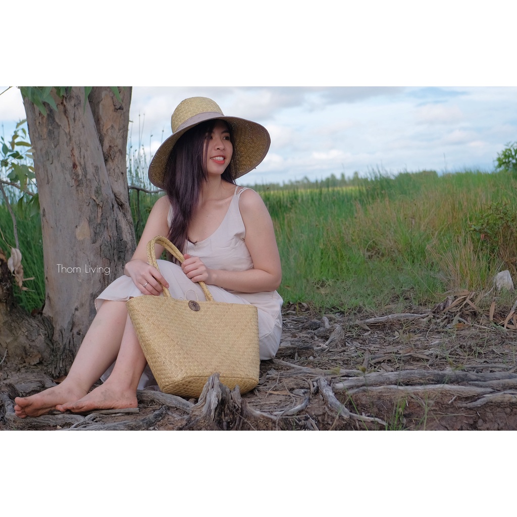 Giỏ xách cỏ bàng dáng oval size trung vẽ hoa sen