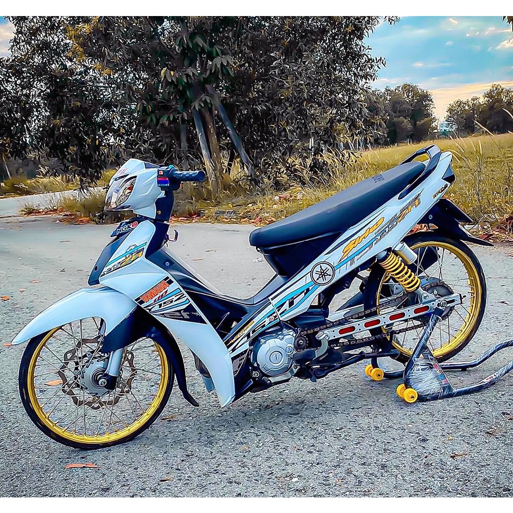 Tem trùm sirius yamaha trắng viền xanh dương  - Độ dán team trùm decal xe máy - Team trùm ex decal rẻ đẹp và chất  siriu