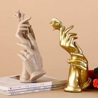 Bàn tay cầm hoa hồng trang trí decor nhà cửa, văn phòng phong cách hiện đại