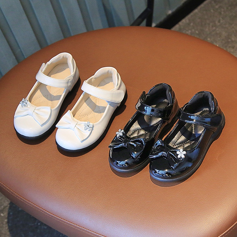 Giày Búp Bê Mary Jane 2022 Đế Phẳng Màu Đen Bóng Đính Đá Có Móc & Vòng Hoa Thời Trang Cho Bé Gái