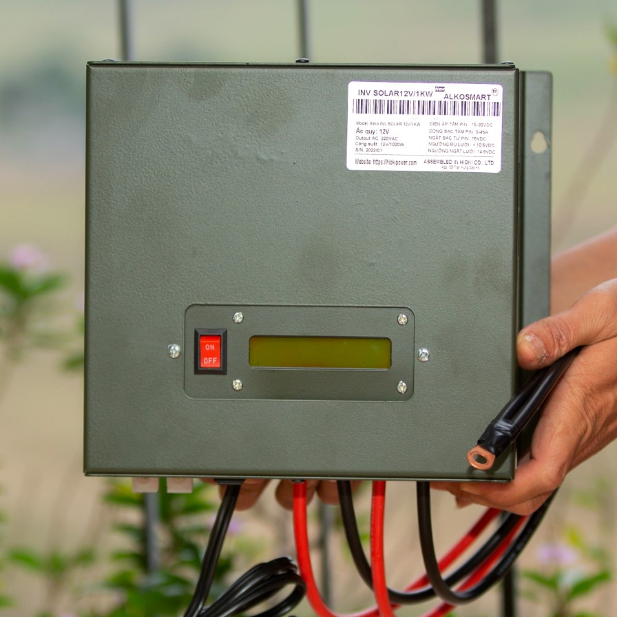 Máy hòa lưới điện tấm pin năng lượng mặt trời Inverter Solar 12V/1.000W Nhật Bản kiêm sạc bình ắc quy