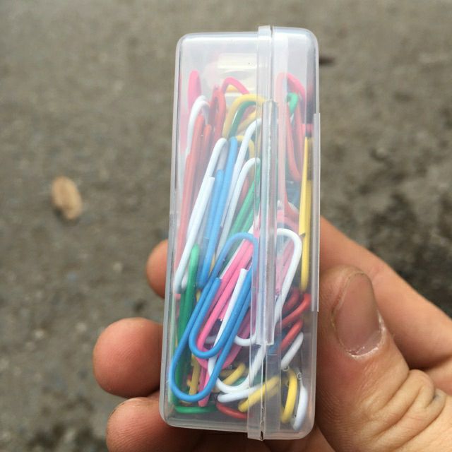 Hộp ghim cài màu DELI 100sps/ hộp