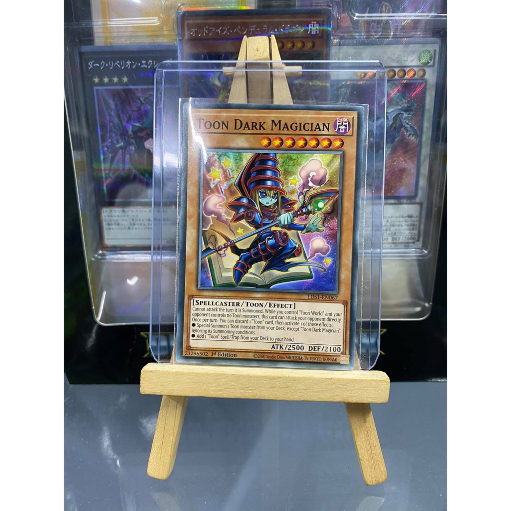 Lá bài thẻ bài Yugioh Toon Dark Magician - Tặng bọc bài nhựa bảo quản