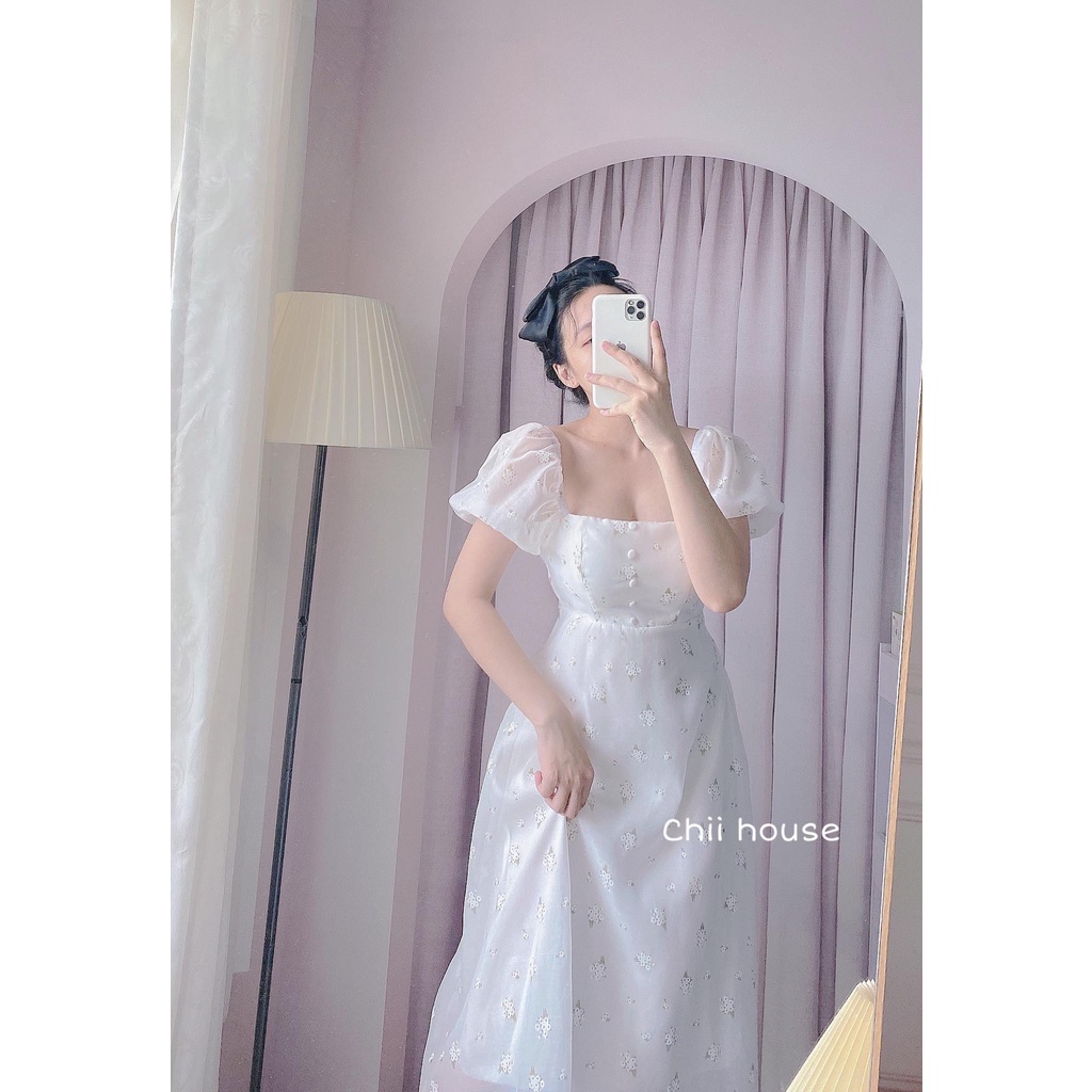 Đầm trắng hoa nút bọc tay voan