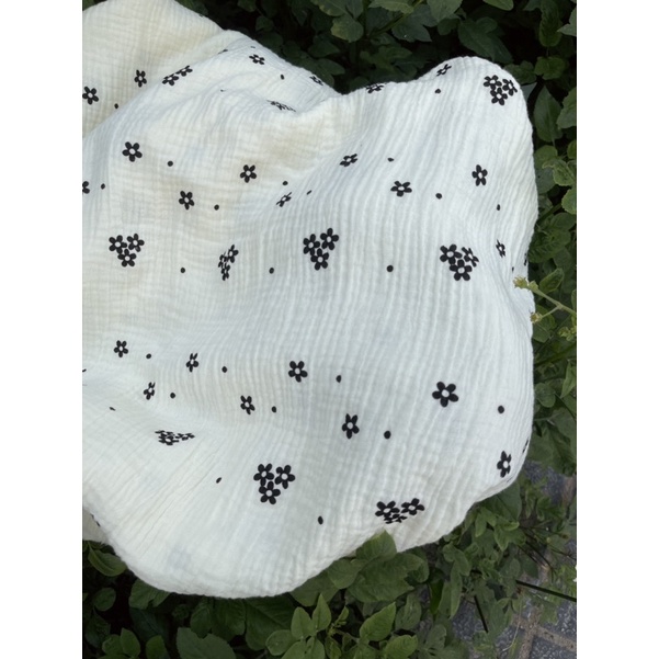 vải xô muslin 2 lớp cao cấp hình 3 bông hoa đen nền be (ấn sl tăng lên thành mảnh to)