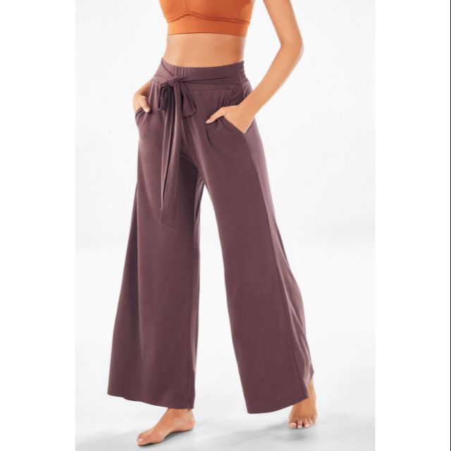 Quần kiểu ống rộng hàng hiệu đến từ Mỹ fabletics .
