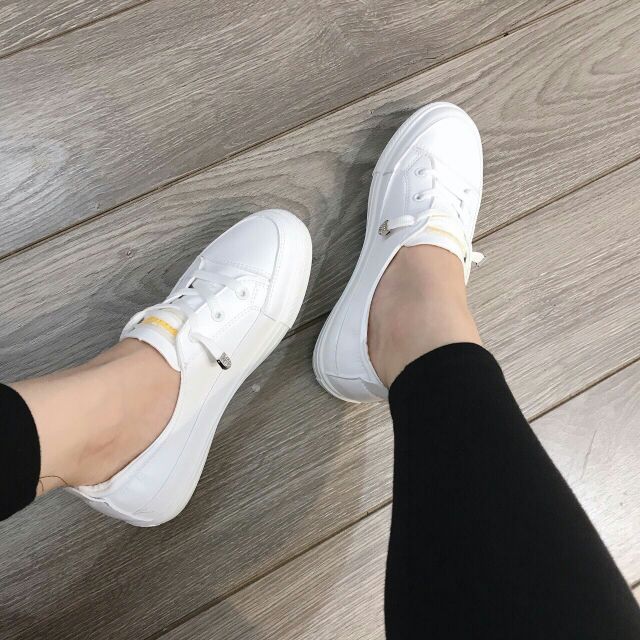 Giày slip on có dây buộc màu trắng tiện lợi