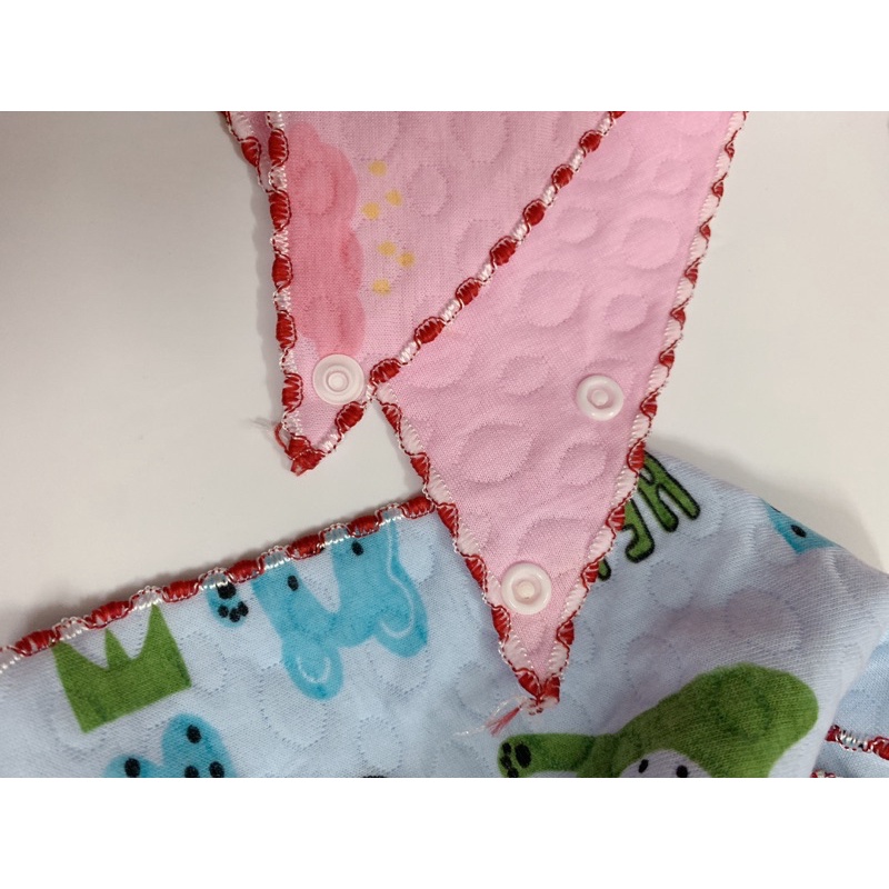 Yếm cổ/ Khăn quàng cổ tam giác cho bé, có cúc bấm tuỳ chỉnh phù hợp với cổ bé.