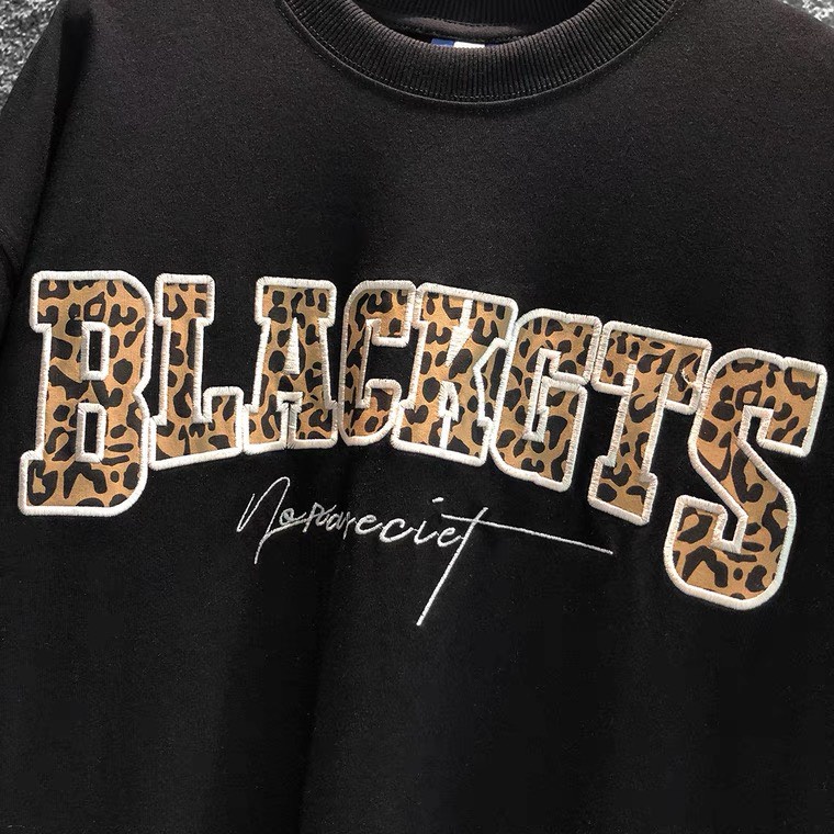 Áo Thun Hoa Tiết Đốm Chữ Thêu Blackgts Tee