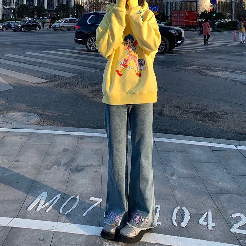 Quần jean ống loe lưng cao thêu hình bướm sành điệu