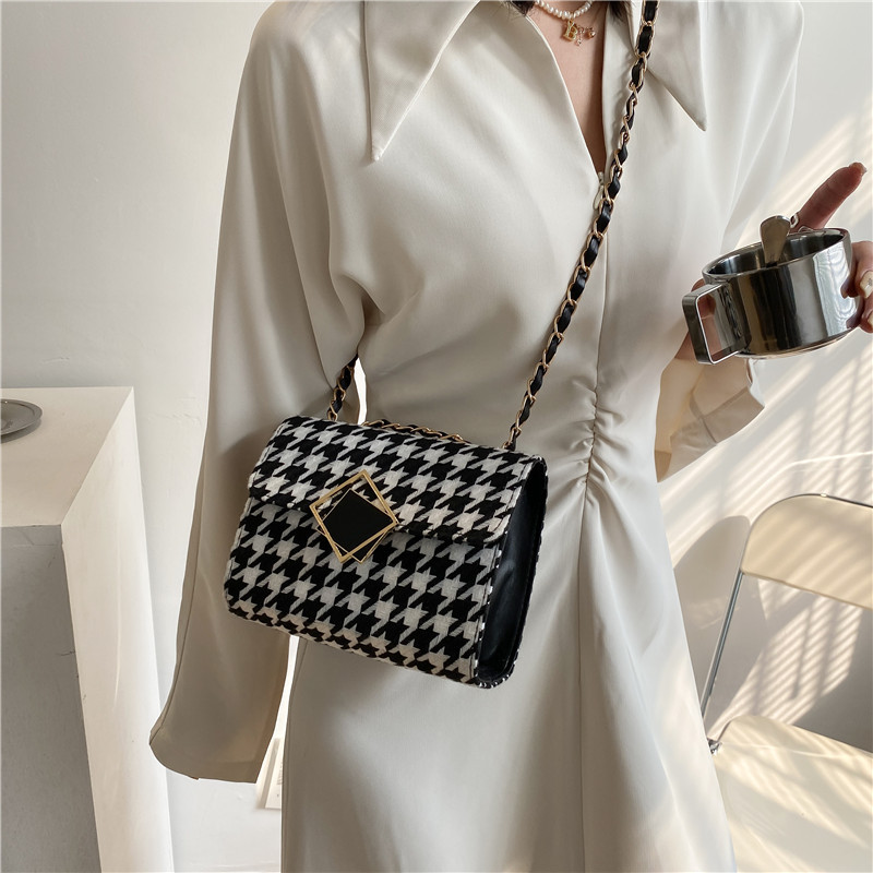 Túi Đeo Chéo Phối Dây Xích Thời Trang Mùa Xuân 2021 Cá Tính