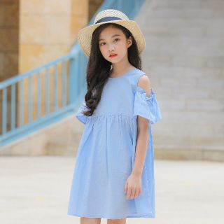 0.3 Váy xanh hở vai bé gái