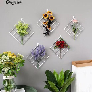 Khung lưới bằng sắt treo hoa trang trí
