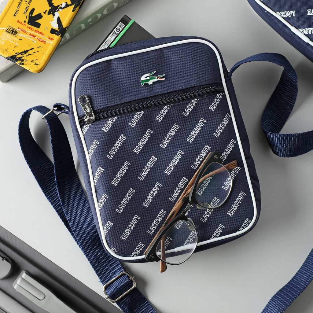 TÚI CHÉO NAM Lacoste Medal  Graphic Size ,màu xanh navy, logo kim loại - mặt trước in chữ  đẹp tinh tế